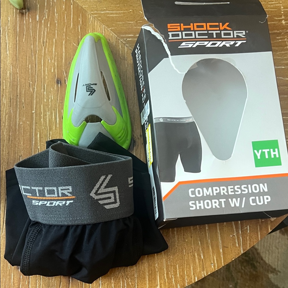 Shock Doctor Compression Shorts with Cup youth 23-27”